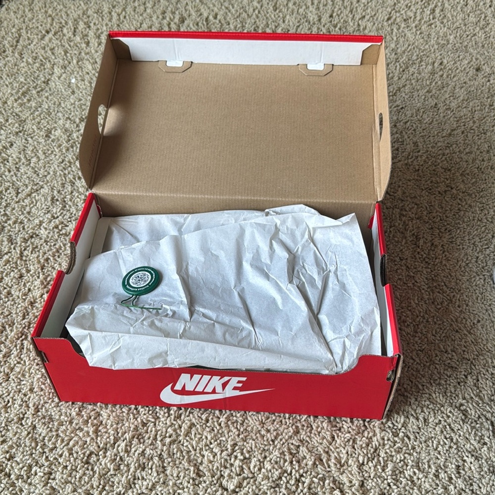 BRAND NEW NIKE DUNK
Grey and green color way
size 8.5
NWT
with box!